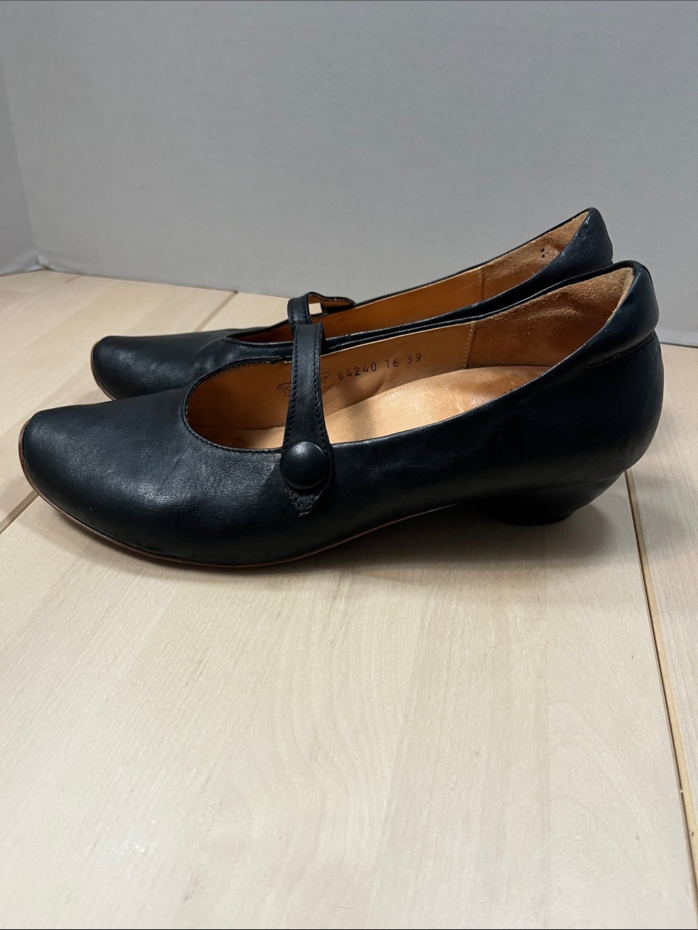 Vintage Think! Made in Italy Black Leather Mary Jane Pumps Women’s size 39 (8)